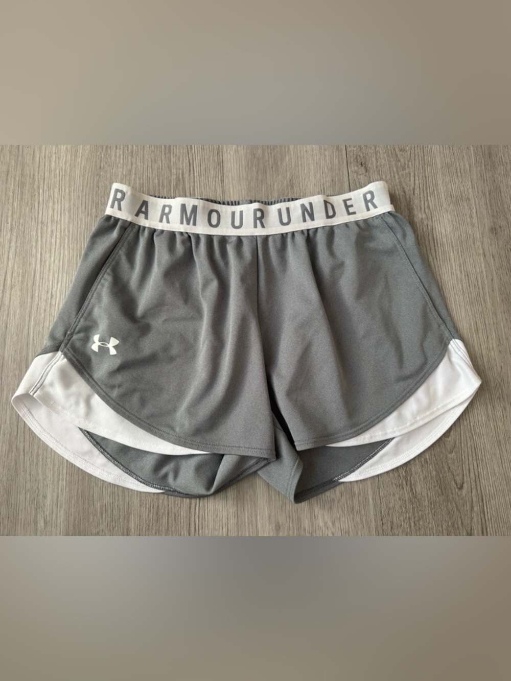 Under Armour Women’s Loose Fit Gray And White Athletic Shorts Size Small